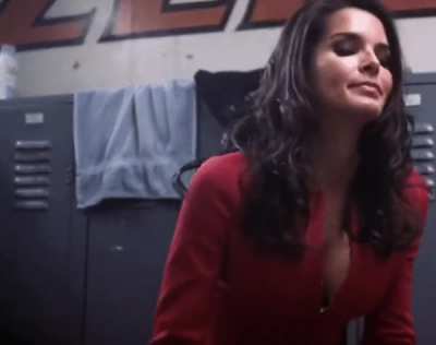 Angie Harmon in Agent Cody Banks