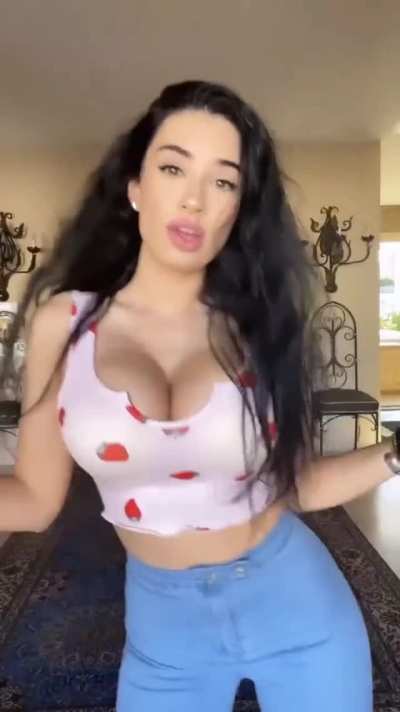 Bouncy strawberries 🍓