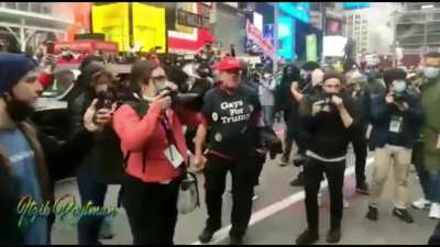 Antifa attacks #JewsForTrump rally goers arrest made and full altercation - Manhattan, NY 25th October