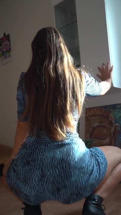 Afternoon twerk session in a dress