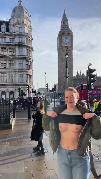 Flashing to strangers makes me really horny