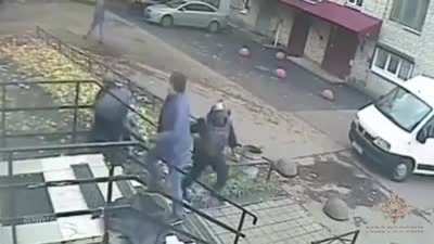 Jewelry store robbery goes wrong in Russia with great music
