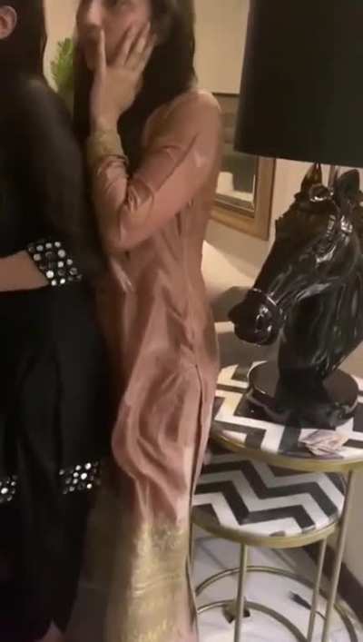 ❗️⛔️⚠<wbr>️ EXCLUSIVE: Famous Pakistani actress #UzmaKhan (Jawani Phir Nahi Ani 2) and her sister #HumaKhan caught by the wife of someone in #Lahore for Extra-Marital Affairs with her husband.