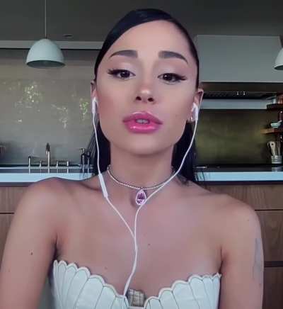 I love how glossy her lips are!