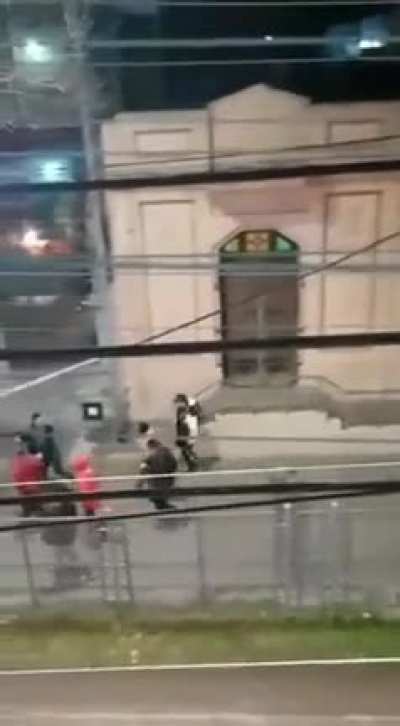 Hincha de Boca corre a hinchas chilenos por la calle...