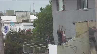 Rescataron a un nene que caminaba por la cornisa de un edificio