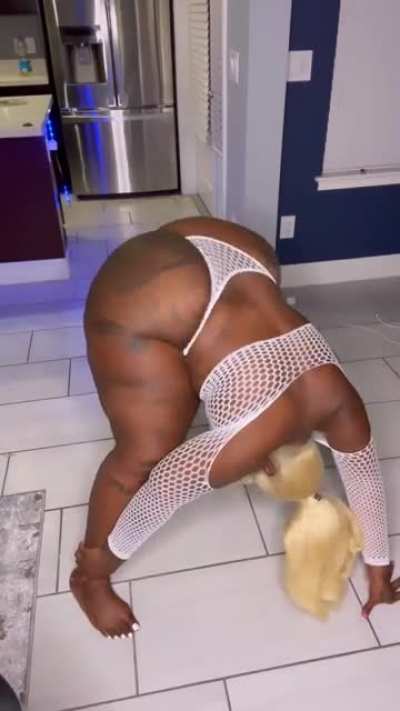 teww much ass