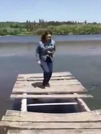 Amateur tries to parkour like Kyle crane