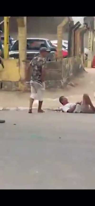 Man attacks brazilian police with a knife, they can't stop him with rubber bullets, only shooting his leg with live rounds (NSFW).