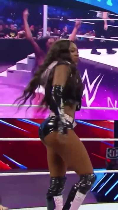 Naomi Latex Booty Twirl & Bounce