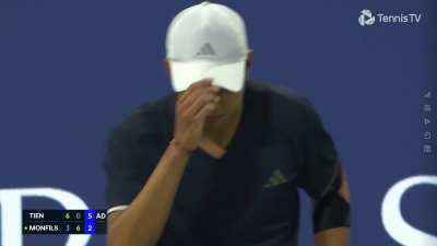 Some guy heckles Monfils midpoint; Monfils responds with his tennis