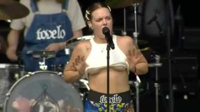 Tove Lo likes showing off her tits on stage
