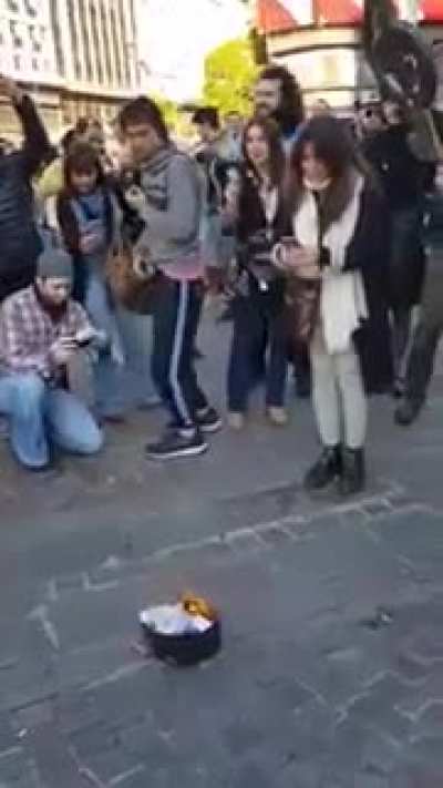 Ahora en el obelisco: quema de barbijos