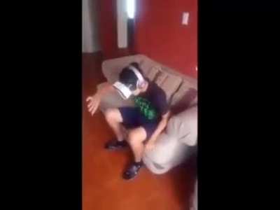 Трёт сыр в VR