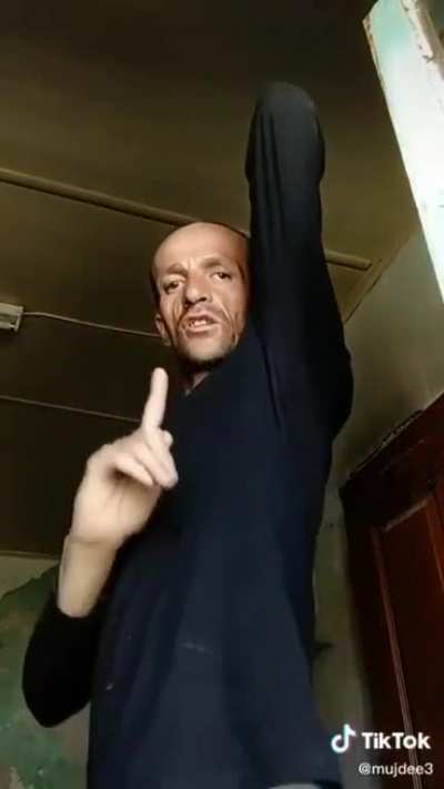 Gectiğimiz günler de müslüman olduğunu açıklayan Jason Statham, corona virüs sebebiyle kendini 14 günlük karantinaya aldı. Aynı zamanda oruç ibadetine de devam eden statham, çarpıcı açıkl<wbr>amala<wbr>rda bulundu. Oyuncu allah ile arama kimse gir