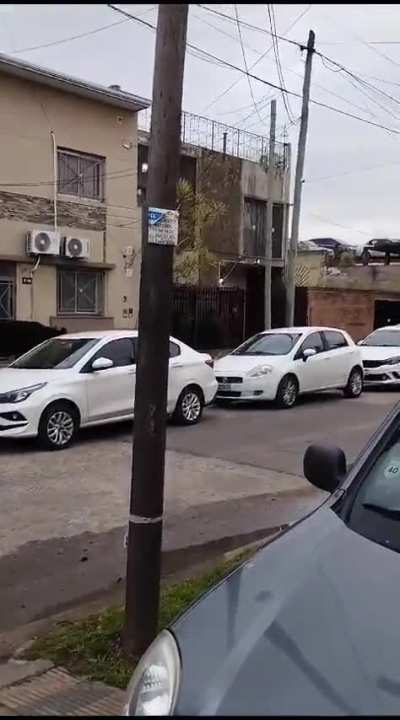 Vas caminando por el barrio y...