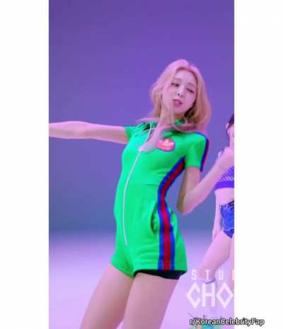 Itzy Yuna Legs