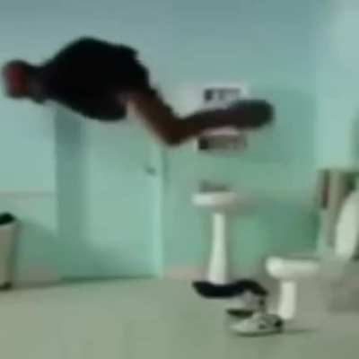 Woah toilet man fly 😳