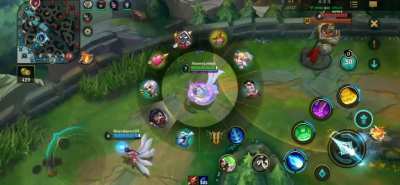 Probably one of the main reasons why I buy Crystal Rose Sona - to spam recall and do that weird thing. Not only does it create confusion but it also makes the whole match wholesome in some way.