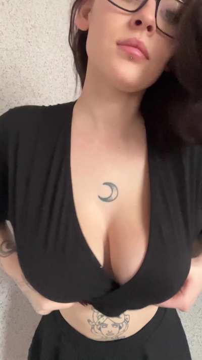 I need your cumshot on my boobs [oc]