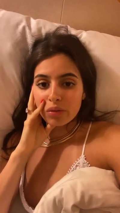 Sabrina Rangel pagando peitinho