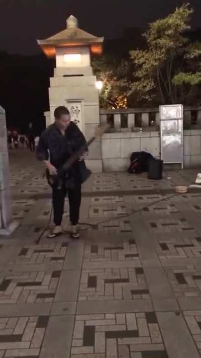 Басист лабает на басу как СОТОНА