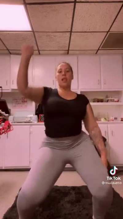 Just me or dis bitch look like Kelly Divine but more black