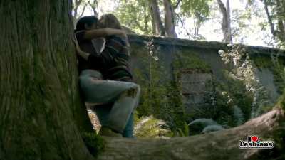 Jasmin Savoy Brown & Liv Hewson (Yellowjackets - s01e06)
