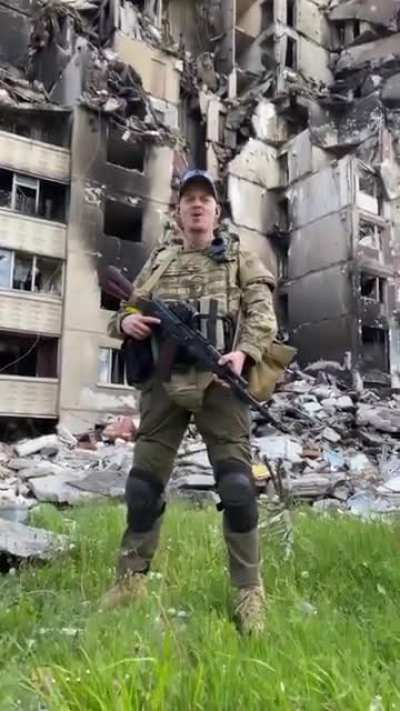 Ukrainian warrior sings Tin' Sontsya - 
