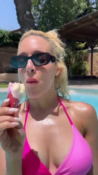 Καλό Μήνα από την Καλομοίρα💦🍦