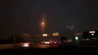 Danggggg cool lightning patterns in the night sky.