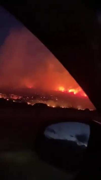 Ahora mismo en la cordillera. Cholila, Esquel, El Bolsón, El hoyo, Lago Puelo rodeados por el fuego, mas de 200 casa afectadas