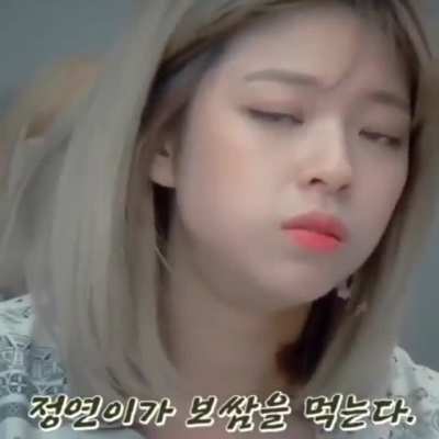 Jeongyeon eating with Jihyo on commentary