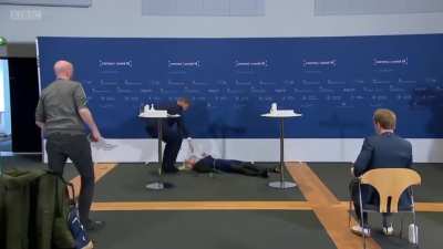 The head of #Denmark's medicines agency, Tanja Erichsen, collapsed during the press conference announcing the #AstraZeneca discontinuation.