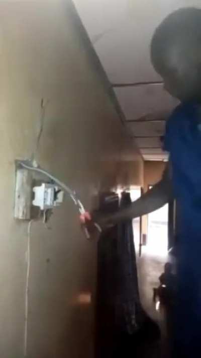 Cutting live wires without any protection
