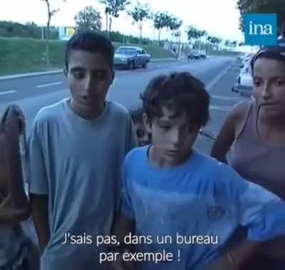 Des jeunes issus de l'immigration post-coloniale répondent à une femme qui se plaint des immigrés . Orange, ville d'extrême droite (1995).