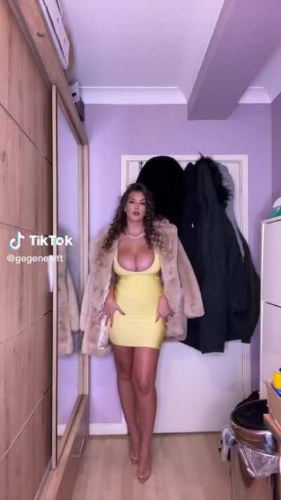 Yellow looks good on her😍