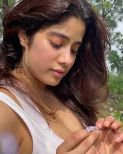 Janhvi kapoor. Ye sundar aur sensual chuchi.. janhvi husn aur lust ki malli<wbr>ka-e-<wbr>hindu<wbr>stan. Chutad aur jangh janlewa hain aur chuchi healthy and nutritious.