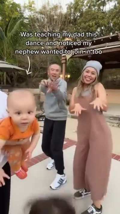 Baby jumping in for the dance 😅