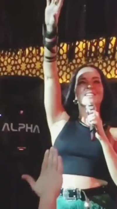 Bengü (no bra)