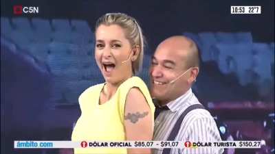 Elio Rossi apoyando a su compañera Mariela Fernández rompió el protocolo de aislamiento.