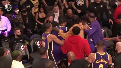 [Highlight] Anthony Davis and Dwight Howard get into an altercation on the sidelines