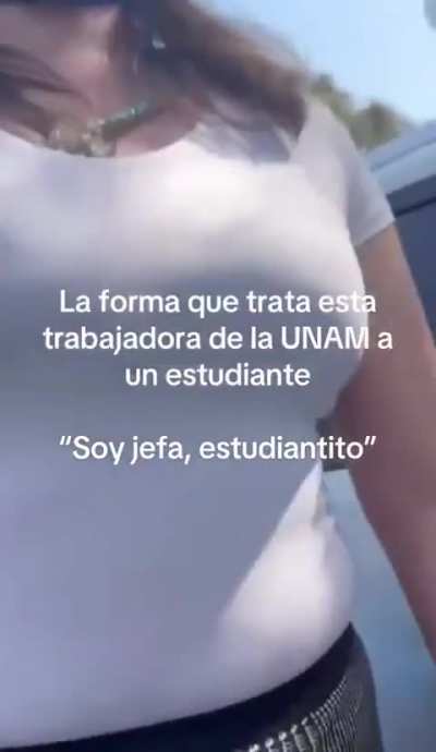 “¡Soy jefa de la UNAM, estudiantito! ¡Allá afuera no te la vas a acabar, porque recuerda que eres hombre!”, vocifera esta prepotente empleada de la máxima casa de estudios porque, según ella, el alumno no le enseñó su credencial para entrar.