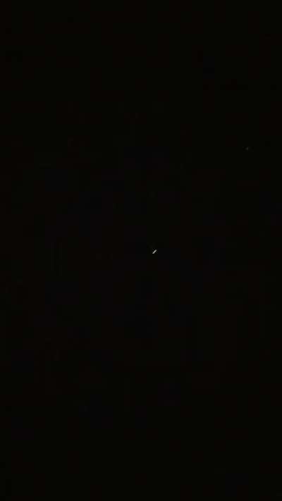Starlink tomado desde La Plata a las 20:57 hs. Es impresionante verlo cruzar el cielo. Solo tiene una duración de 2 minutos hasta que desaparecen en el horizonte.