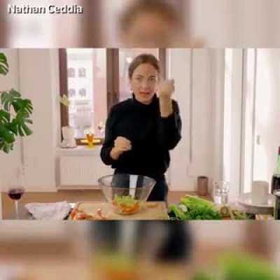 Kanka manita seni evine çağırmış,yemek hazırlıyor sana.