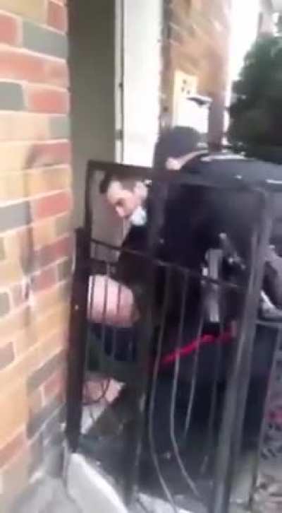 🇨🇦 Still have any doubts who the COPS of Ontario will side with? Look at them beat an elderly man senseless. Then they went after pastors and elderly church women.