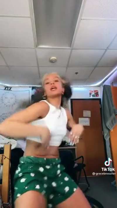 I want to fuck this thot so bad🤤😈