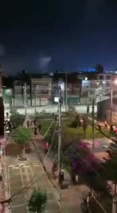 Yer kolombiya iç savaş çıktığı söyleniyor olaylar polislerin vergileri protesto eden kişilere ateş açmasıyla başlamış sonra olaylar buralara gelmiş