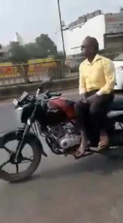 Cool-boii-on-bike tries to imitate a maestro uncle & ends up on the ground