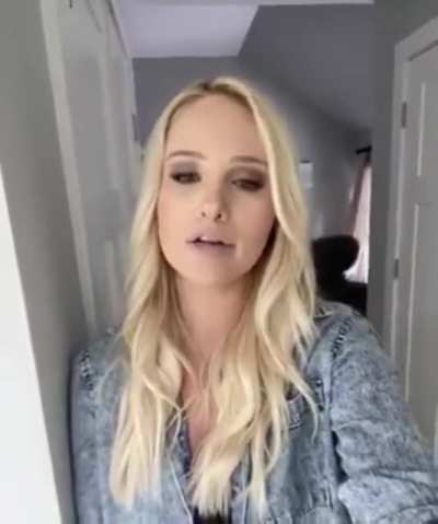 American TV host and Donald Trump-supporter Lahren thanks her “fans in India” for helping *America* great again. She says President Trump is “wise like an owl,” and then tries to translate the phrase, not knowing that the word owl (“ullu”) is actually an 